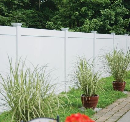 날씨에 견딜 수 있는 흰색 PVC 사생활 보호 울타리 6Hx8W 정원 집