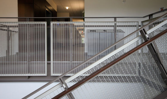 Indoor Outdoor Anti-Corrosion Cusomized Hole Deign Lock Crimp Woven Wire Safety Crimped Mesh Railing Fencing