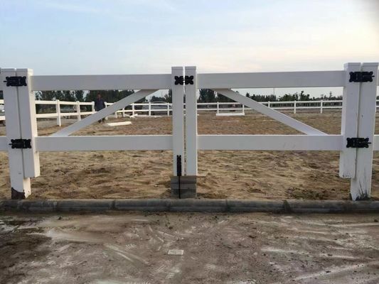안정적인 흰색 검은색 PVC 철도 펜싱 랜치 패드콕 말 펜싱