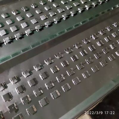 뜨거운 침지된 직류 전기로 자극된 리브 라스 메쉬는 확대되었습니다
